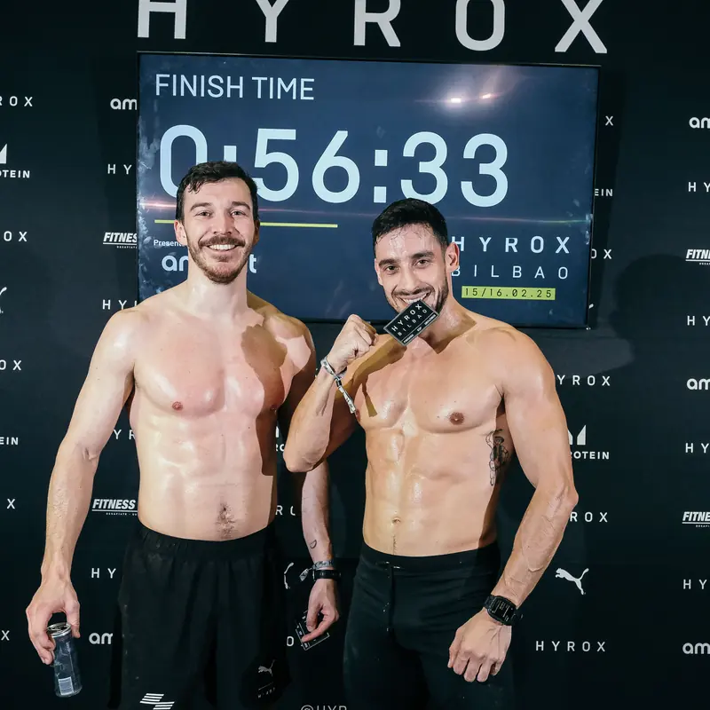 Duo devant le chrono Hyrox