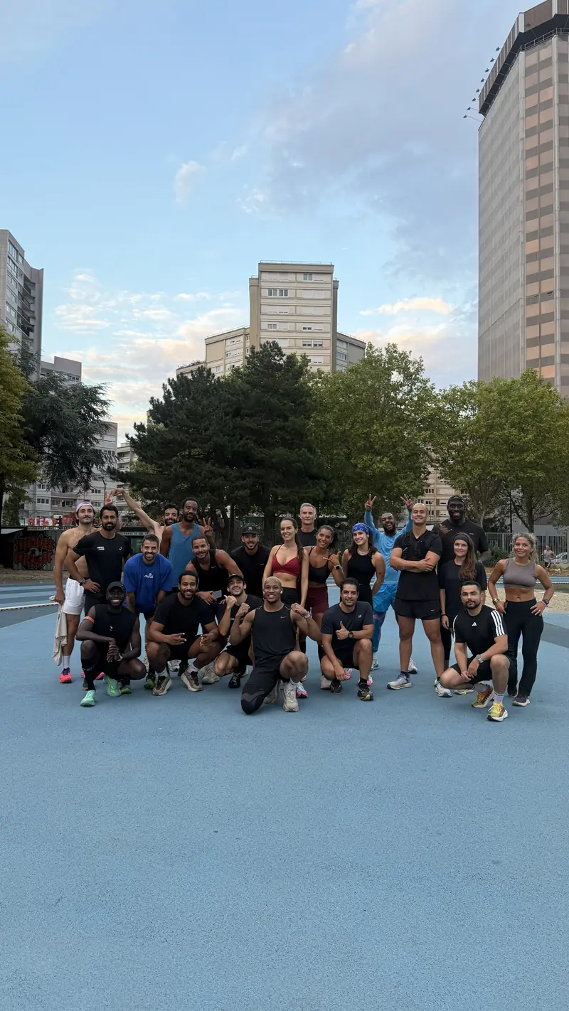 Photo de groupe du Cracks on Track Run Club sur la piste